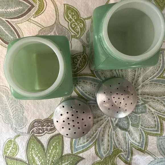Vintage Jadite Flour and Sugar Shakers - Picture 4 of 6